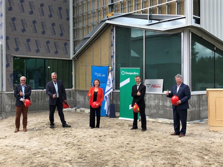 Deux partenaires du milieu fiers supporteurs de la nouvelle piscine de Senneterre