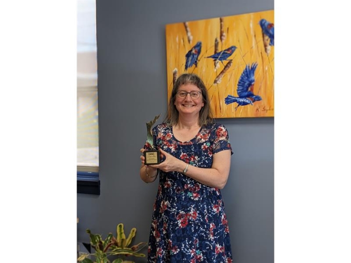 Le Prix d'excellence de la COMAQ, catégorie Rayonnement local et régional décerné à Me Hélène Veillette, greffière de la Ville de Senneterre